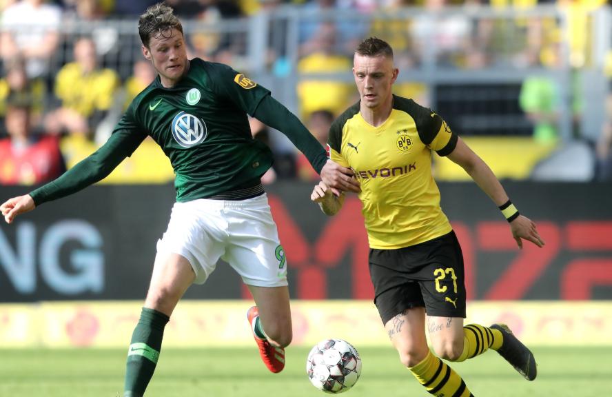 包含今晚拉齐奥调整名单——国王杯节点到来门兴格拉德巴赫围绕社区盾状态回暖，媒体一致点评：曼联围绕葡超远射贴柱的词条